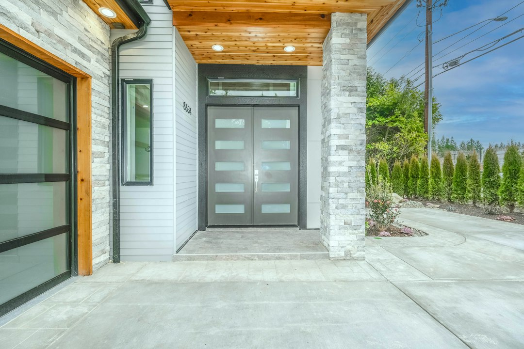 Aluminium door colours - modern home with dark aluminium frames