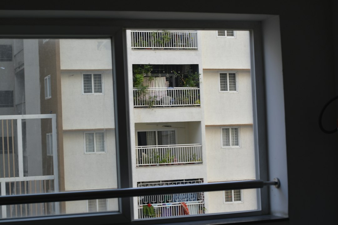 Checking a domal aluminium window frame before buying